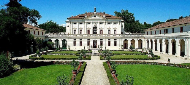 Villa Barchessa: An elegant two-story apartment that is part of an historic villa surrounded by wonderful gardens, with Free WI-FI.