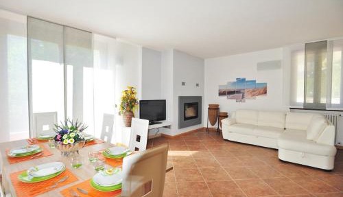 villa between lake and mountains