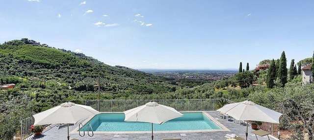 Villa Biancavite: An elegant two-story villa situated in a quiet location, a few minutes from the town center, with Free WI-FI.
