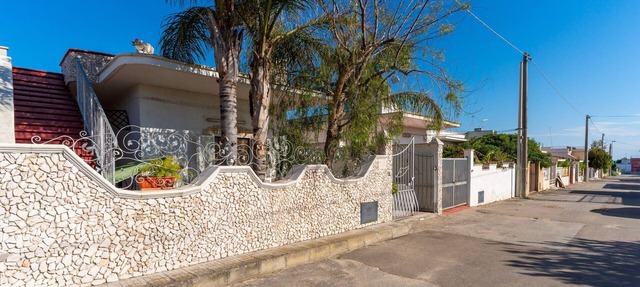 Villa 'Bilocale A Torre Lapillo' with Shared Terrace and Air Conditioning