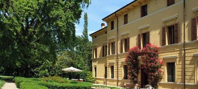 Villa Castellani with park and swimming pool a stone's throw from the Po River bank