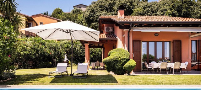 Villa con Giardino e Piscina Privata Sotto il Castello di Soiano