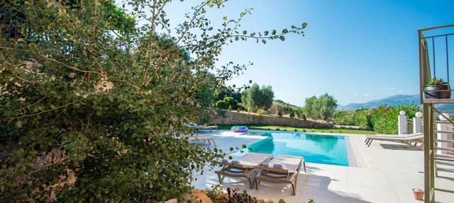 Villa Eleftheria: 4 bedrooms for up to 9 adults, pool and outstanding 180° views