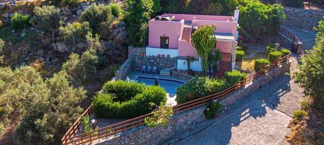 Villa Francesca with a private pool and gardens - Walking distance available
