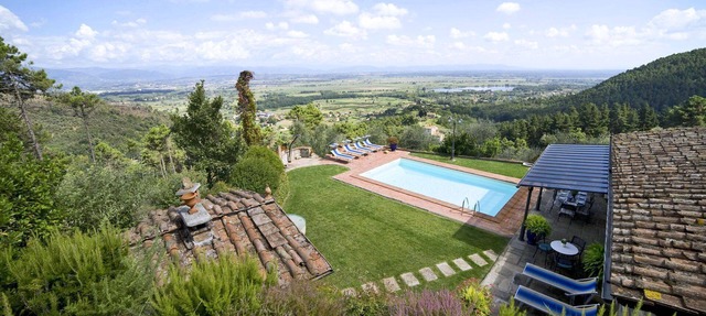 Villa in Colle Di Compito with 3 bedrooms sleeps 8