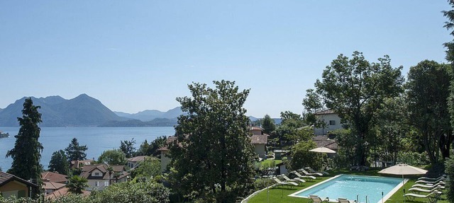 Villa Liside: A charming three-story villa situated on a promontory facing the lake, with Free WI-FI.