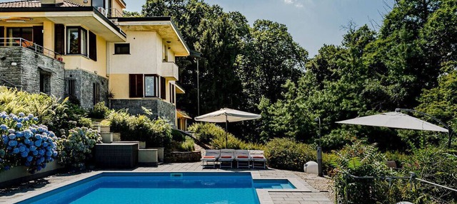 Villa Olivia with pool and sauna .Lake view