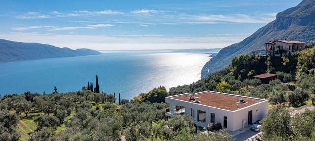Villa with breathtaking views of Lake Garda