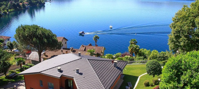 Villa with large garden and beautiful lake view FROM SATURDAY TO SATURDAY