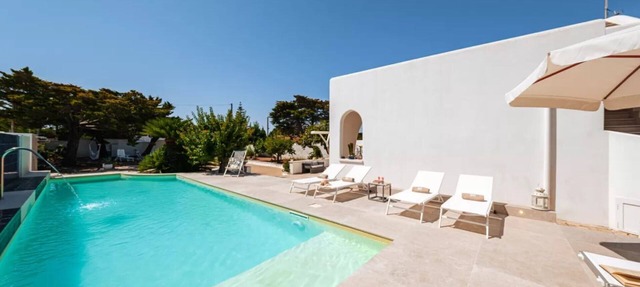 Villa with pool 100 meters from the beach