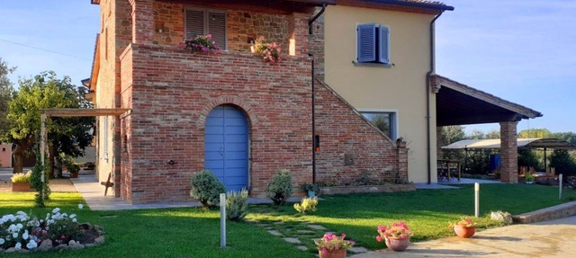 Villa with private pool in a quiet and panoramic position overlooking the hills between Arezzo and C