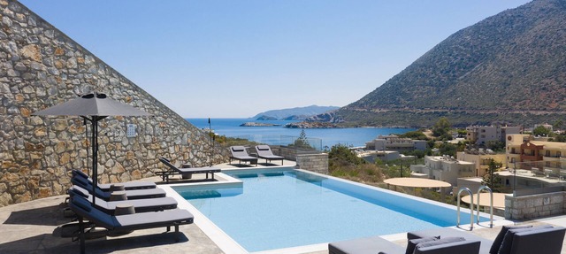 ViveVerde Villa, featuring 3 Pools - Walking distance to Beach & Shops