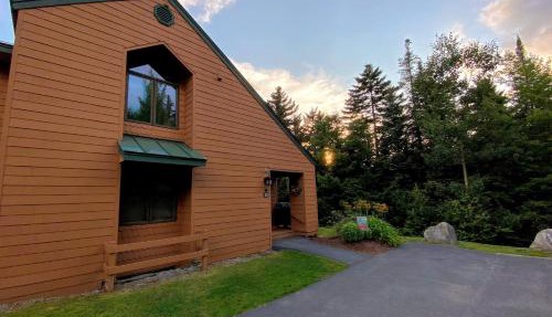 W2 Mount Washington Place Townhome for winter seasonal 1 minute to ski slopes reliable WiFi