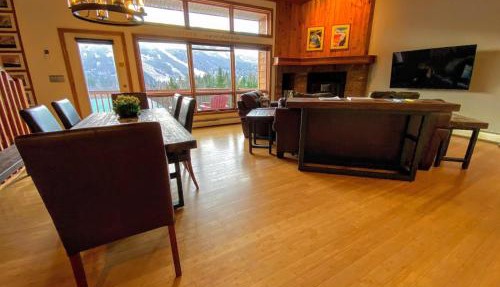 W5 AIR CONDITIONED Mount Washington Place townhouse with fireplace air hockey free and fast wifi