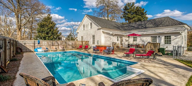 Walk Downtown! Large Pool, Hot tub, Fire pit, Close to EVERYTHING!
