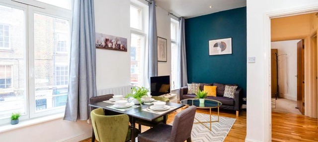 Walk Everywhere from this Prime Zone 1 London Apartment, Fast Wi-Fi, Restaurants, Cafés & Transport Nearby