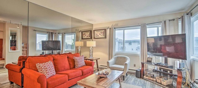 Walk to Downtown & Coast Trail: Condo in Anchorage
