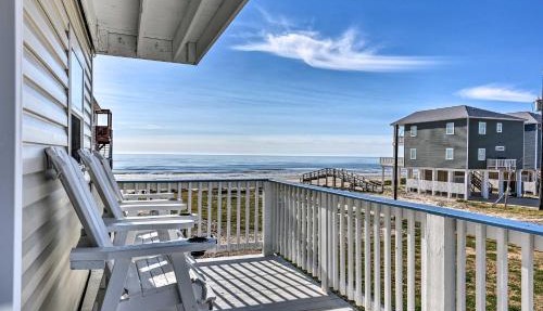 Walk to Shore & Eats: Surfside Beach Gem w/Deck