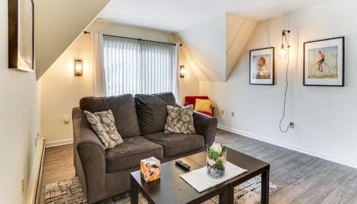 Walk to Town: Charming Unit w/Balcony in Bedford!