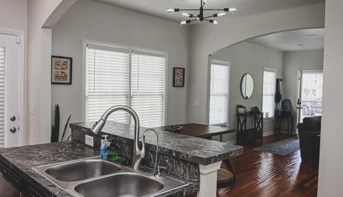 Walkable! Mins from stadium, GWCC, aquarium