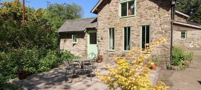 WALKMILL BARN, pet friendly, character holiday cottage in Wentnor