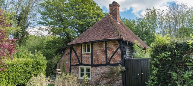 Walnut Tree Cottage - romantic cottage by Bloom Stays in the beautiful Kent countryside