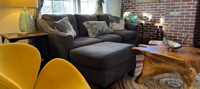 Warm, comfy 3 Bd/2ba w/private fenced yard