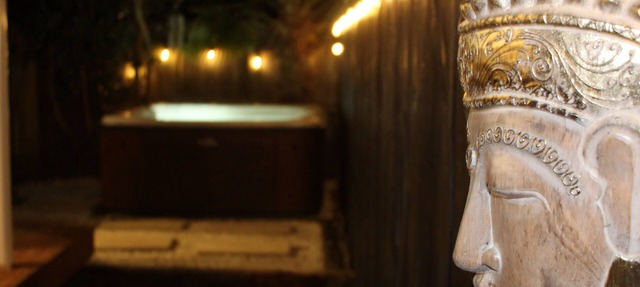 Warm fire, spa pool, comfy beds, relax and unwind in the heart of Havelock North