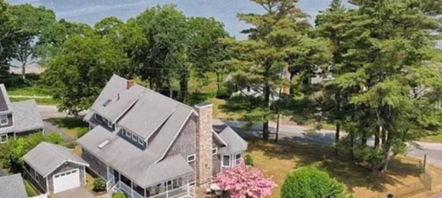 Waterfront - Amazing views - private access to Parkwood beach