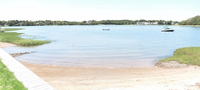 Waterfront comfy 2BD cottage w/direct access to private beach & amazing Bayview