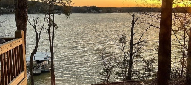 Waterfront Family Cottage on Smith Lake