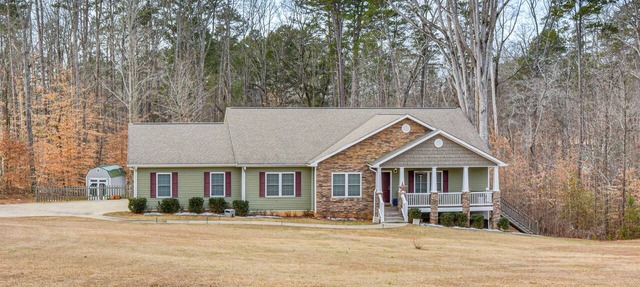 Waterfront Lake Hartwell Retreat w/Indoor Hot Tub