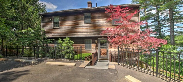 Waterfront New England House on Wickaboag Lake!