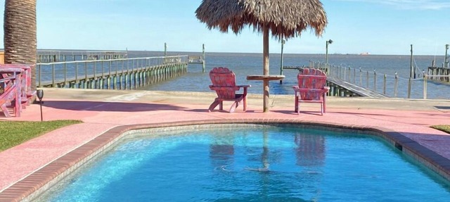 Waterfront Oasis with private pool, Hot tub and 200 ft. Lighted fishing pier