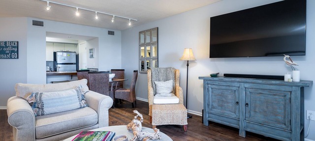 Waterfront on Pelican Beach! Amazing Sunsets! Bring Your Pup! Amenity Access Included