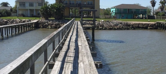 Waterfront Property with a 300ft Pier w/Fishing Lights