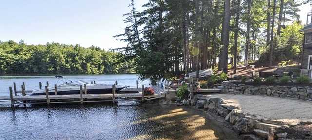Waterfront Spacious 7-bedroom house with AC, WiFi in pleasant Meredith