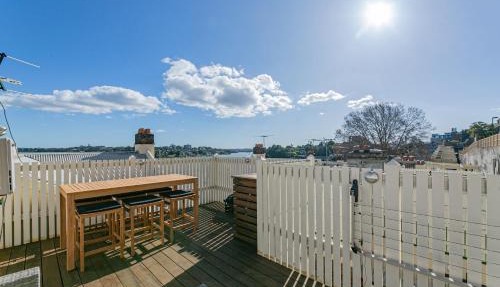Waterfront Stylish & Charming City Retreat
