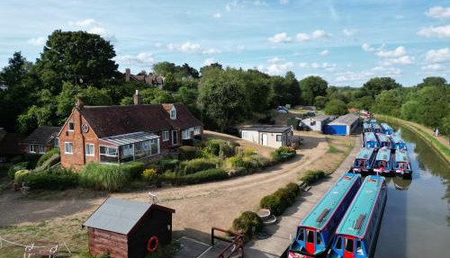 Waterside Cottage - Sleeps 11 on Grand Union Canal