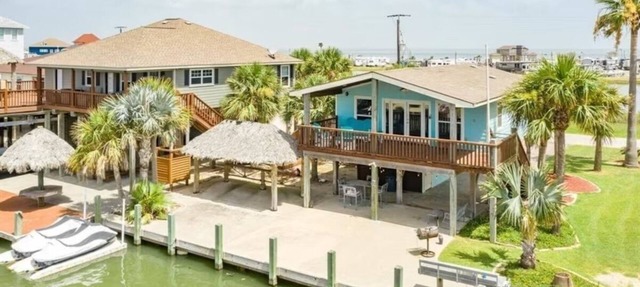 WEEKDAY SPECIAL! This canal home near San Luis Pass has great fishing !