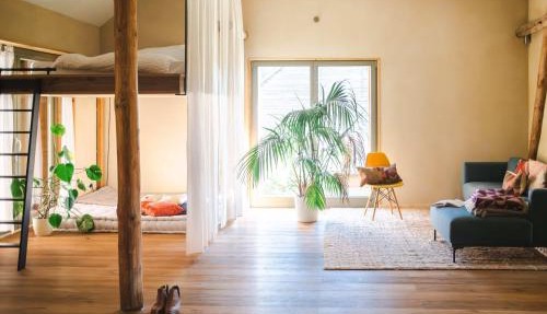 Weiträumiges, helles Studio mit Naturblick