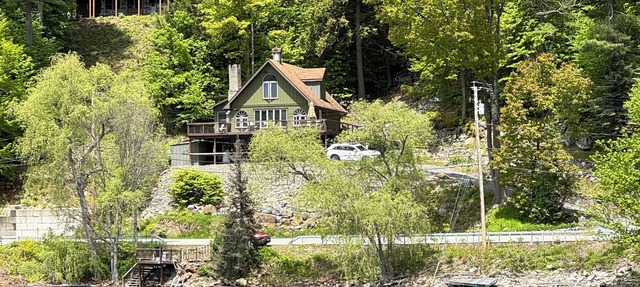 Welcome to Ledgerock, A 3-bedroom Lake Front house on The Great Sacandaga Lake.