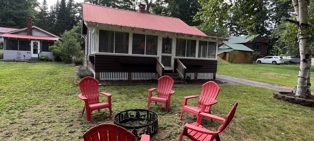 Welcoming Eagle Bay Cottage — 2 min walk to private Fourth Lake beach!