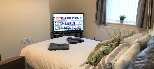 Welcoming Spacious 2-bedroom House in St Helens