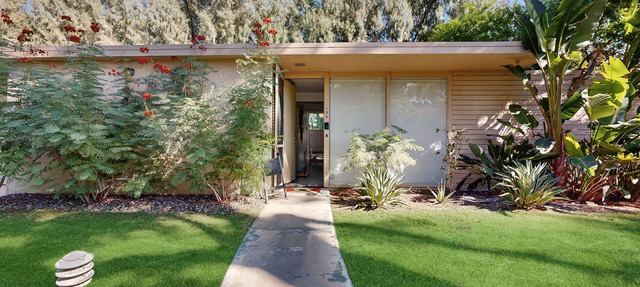 Well-designed & modern villa with patios, pool & hot tub - walk to downtown