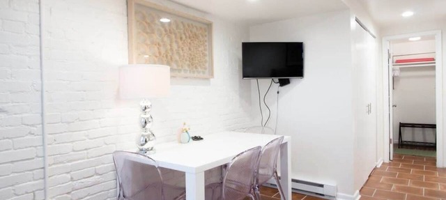 WELL-EQUIPPED STUDIO APT - WALK TO METRO SUBWAY!