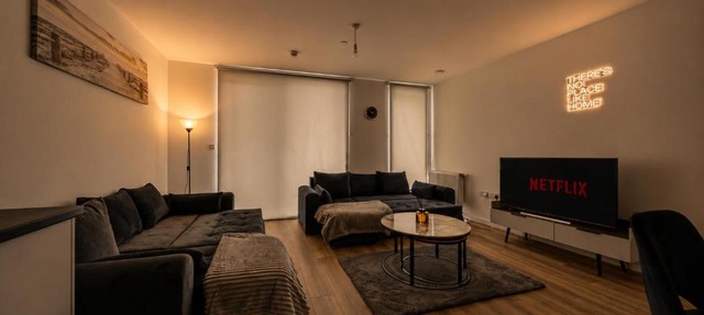 Wembley 2BR Spacious Modern Skyline View Sleeps 8