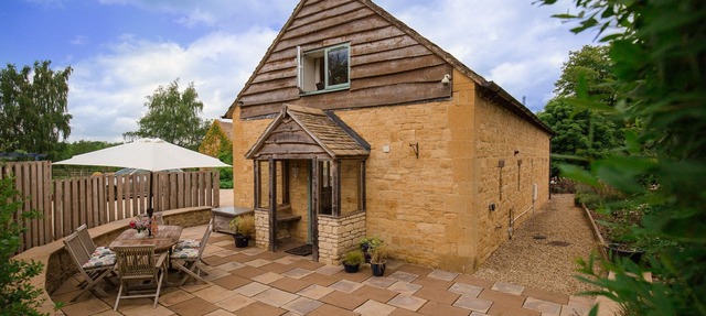 West Barn Cottage, Shipton Oliffe - sleeps 4 guests in 2 bedrooms