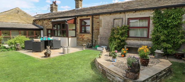 WEST END HOUSE, pet friendly, character holiday cottage in Bradford