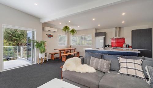 Wharf Landing - Harbour View with Sunny Balcony, Walk to Town